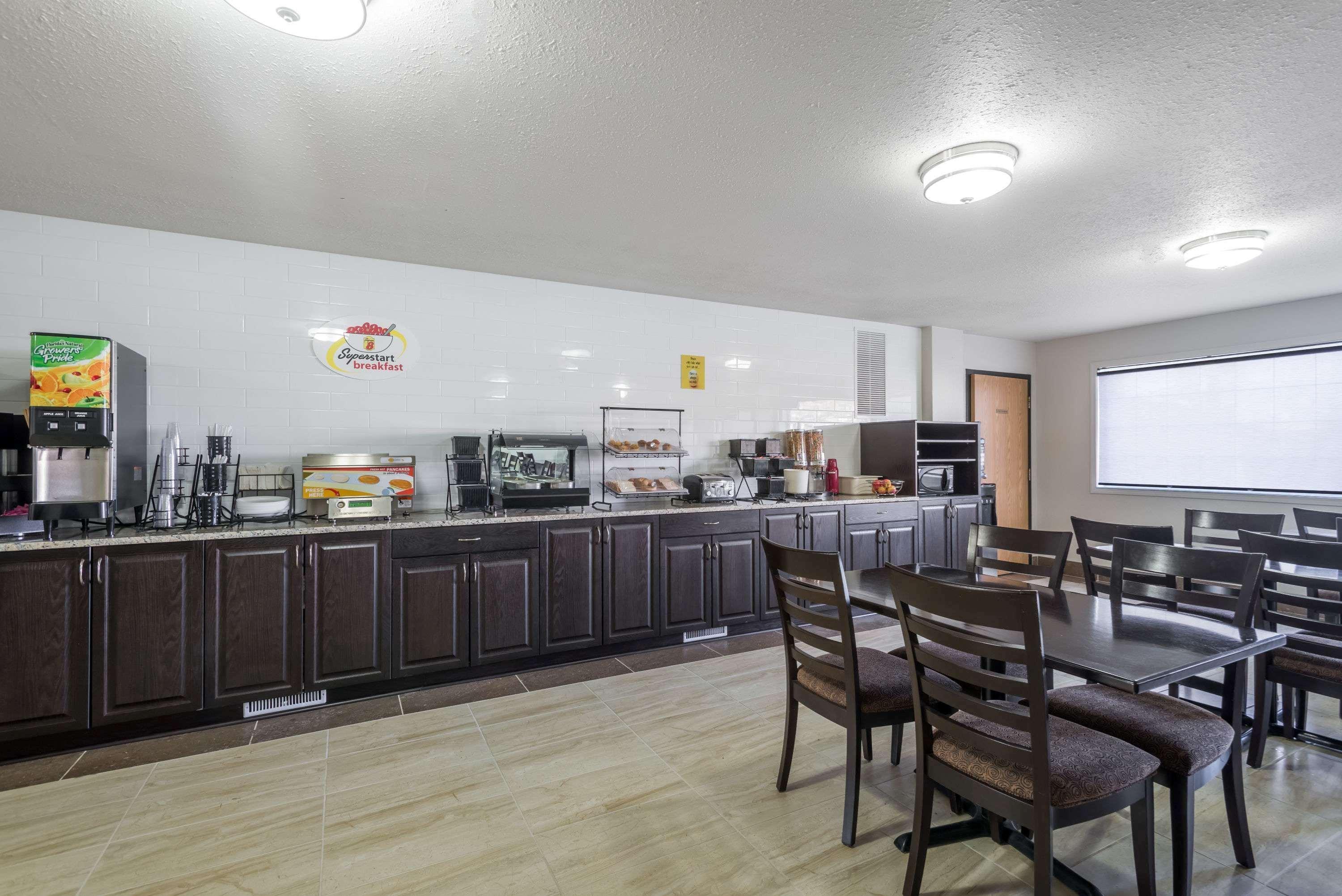 Super 8 By Wyndham Grande Prairie Hotel Kültér fotó