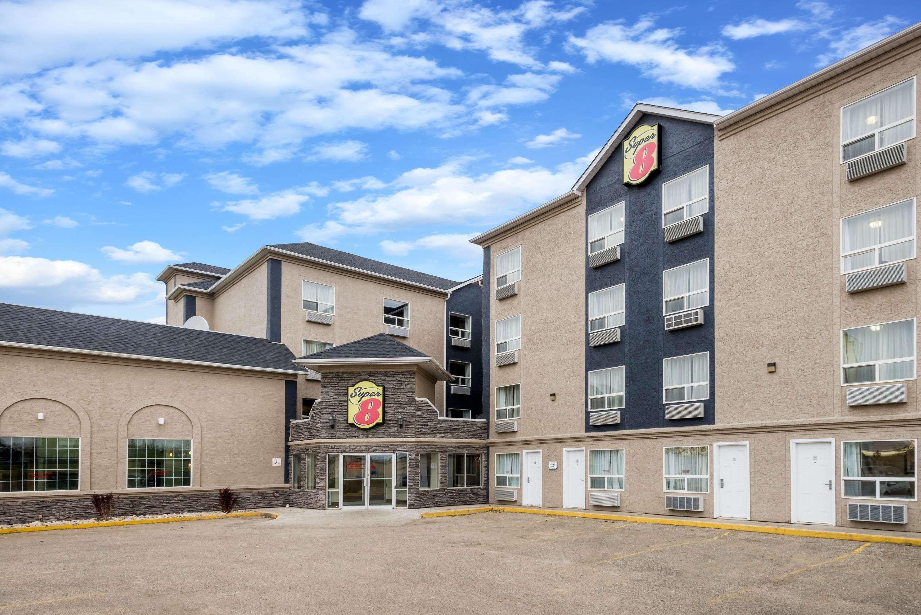 Super 8 By Wyndham Grande Prairie Hotel Kültér fotó