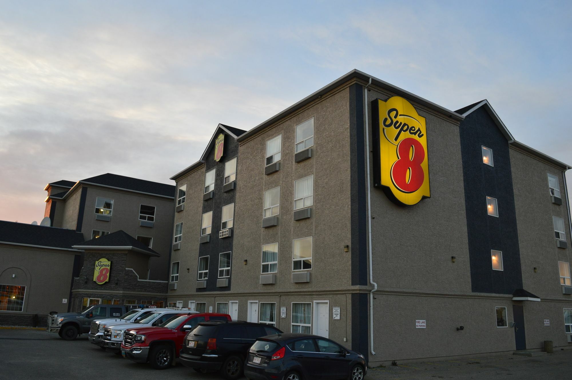 Super 8 By Wyndham Grande Prairie Hotel Kültér fotó