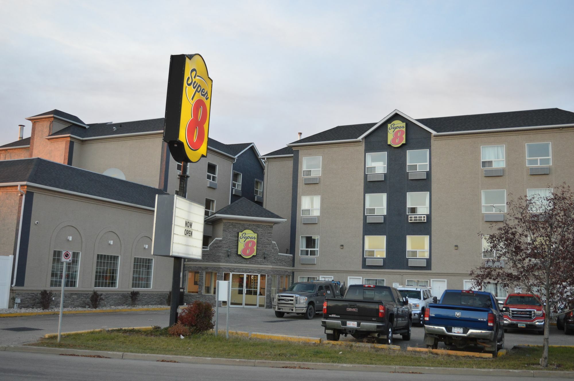 Super 8 By Wyndham Grande Prairie Hotel Kültér fotó